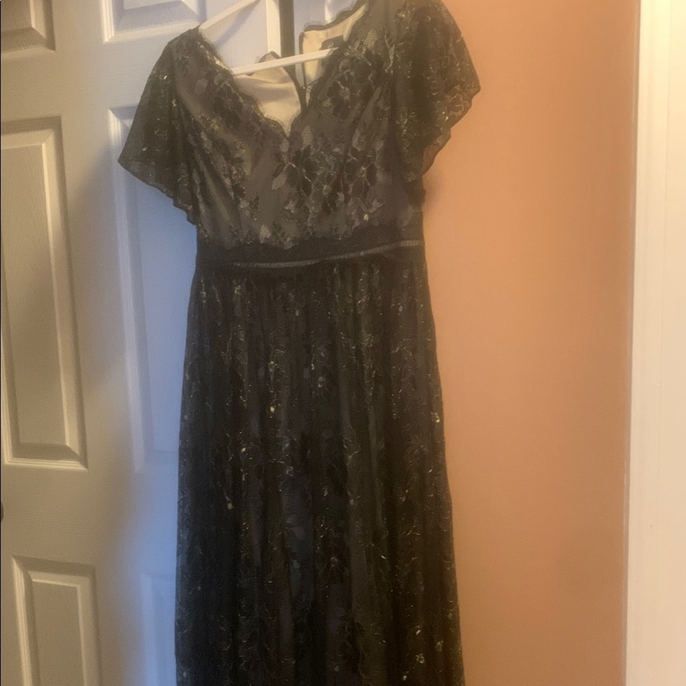 Elegant Black and Gold Lace Dress - Picture 3 of 5